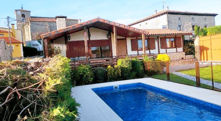 Vacation home with pool in Burgos