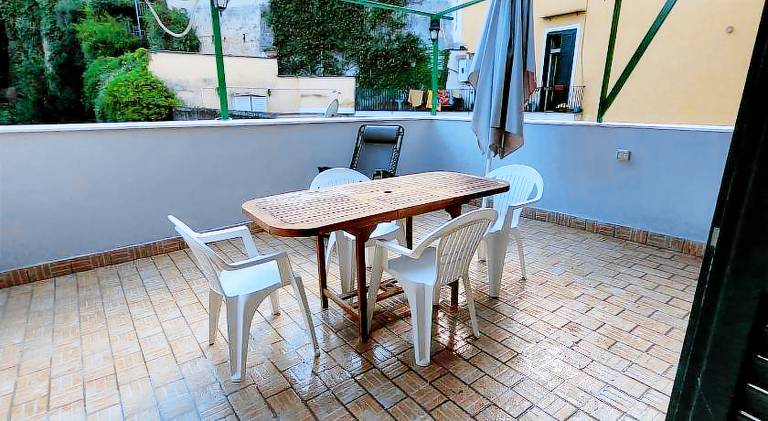Holiday apartment with patio — photo 4