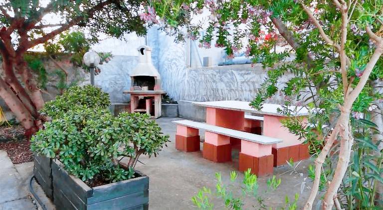 House with terrace, barbeque & yard — photo 5