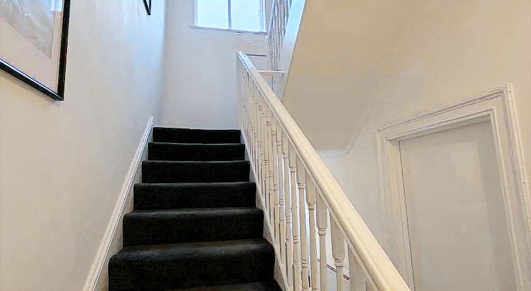 Spacious 4 Bedroom Apartment with Terrace Liverpool by StaySavvy Accommodation — photo 5
