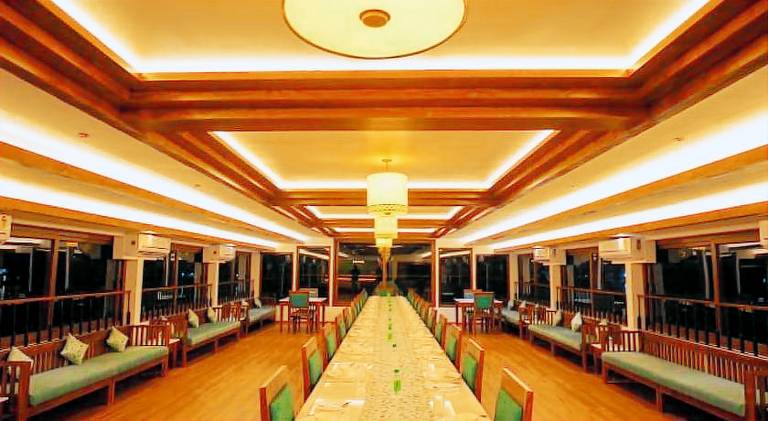 Beach Paradise Day Cruise Houseboat - VACCINATED STAFF — photo 3