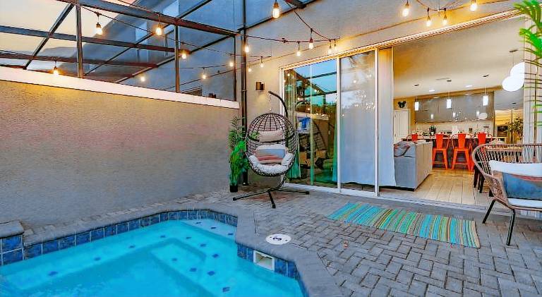 House with pool — photo 4