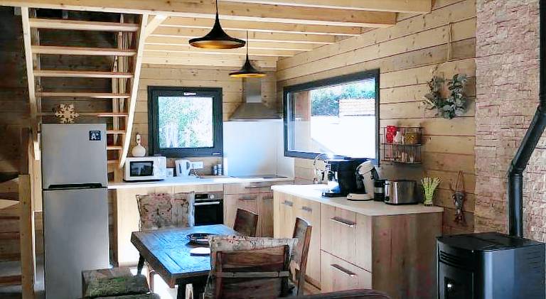 Chalet with hot tub | Pets allowed — photo 3