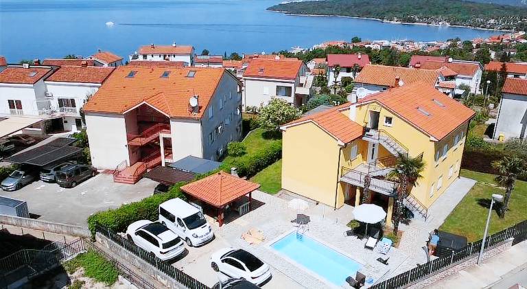 Nice holiday apartment with yard, grill & private pool | Dogs allowed in Omisalj