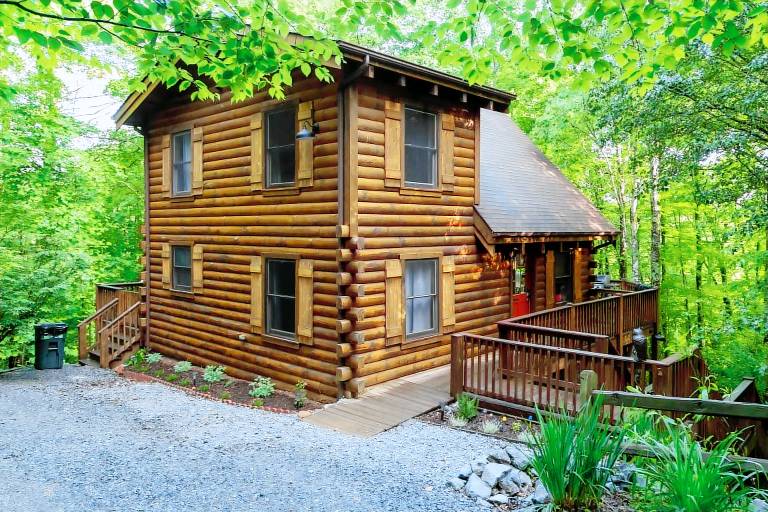 Mimi's Cottage - pet friendly cabin between Boone-Blowing Rock with hot tub, game tables in Boone, NC
