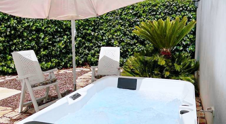 Vacation home with jacuzzi — photo 4