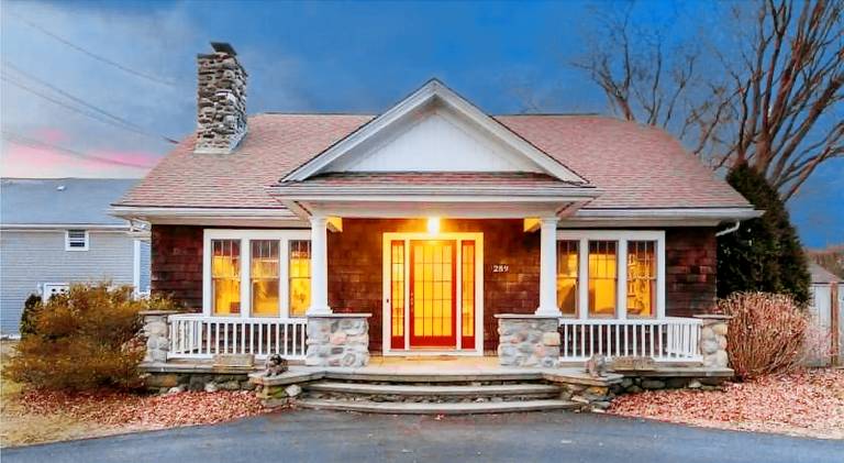 Beautiful vacation home with jacuzzi | Suitable for remote work | Pets are welcome in Middletown, RI