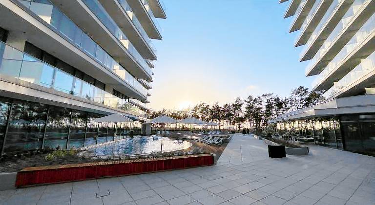 Apartment with hot tub & pool — photo 4