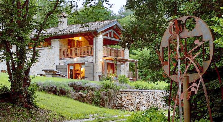 House with hot tub — photo 3