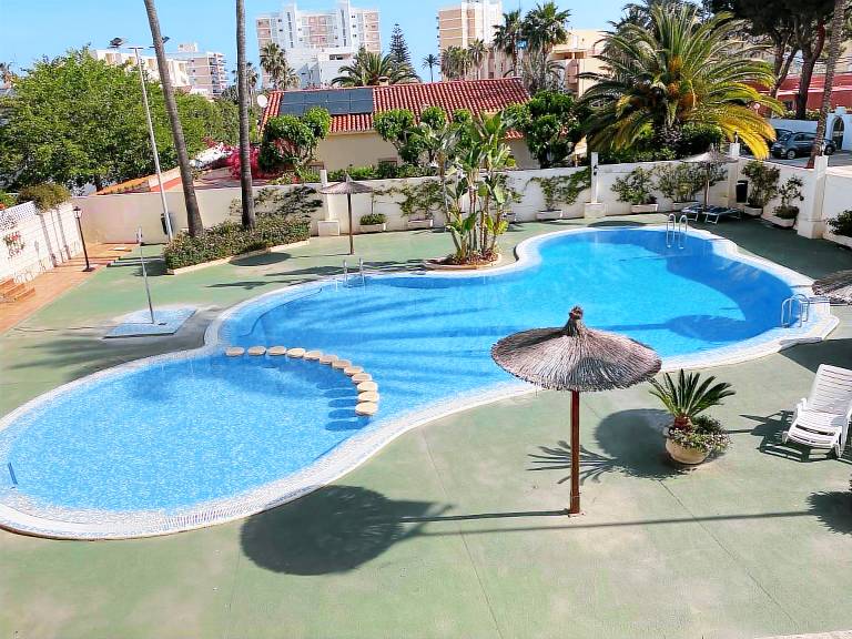 Rental apartment with pool & yard in Denia