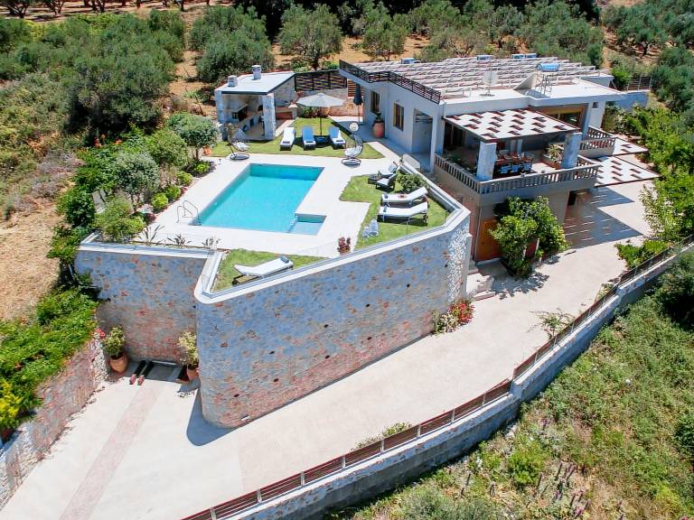 Vacation home with patio, BBQ & private pool — photo 3