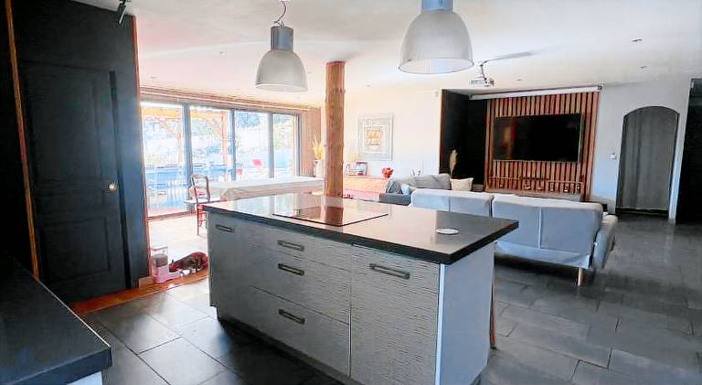 Chalet with pool & hot tub — photo 4