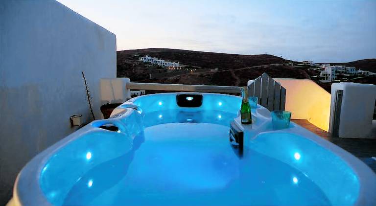 House with pool, terrace & hot tub | Beach nearby | Pets are welcome — photo 4