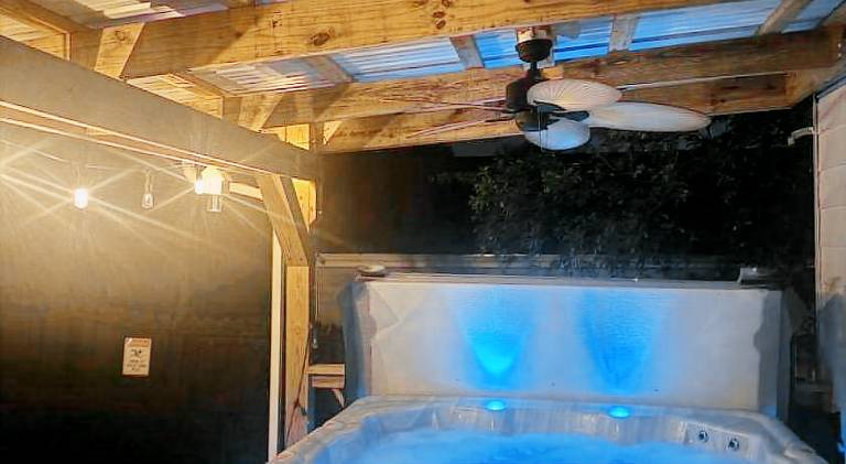 Quaint Cottage in heart of LYH - POOL with HOT TUB! — photo 5