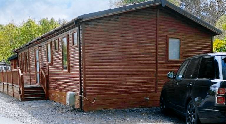 Lodge with hot tub, pool & sauna in Windermere