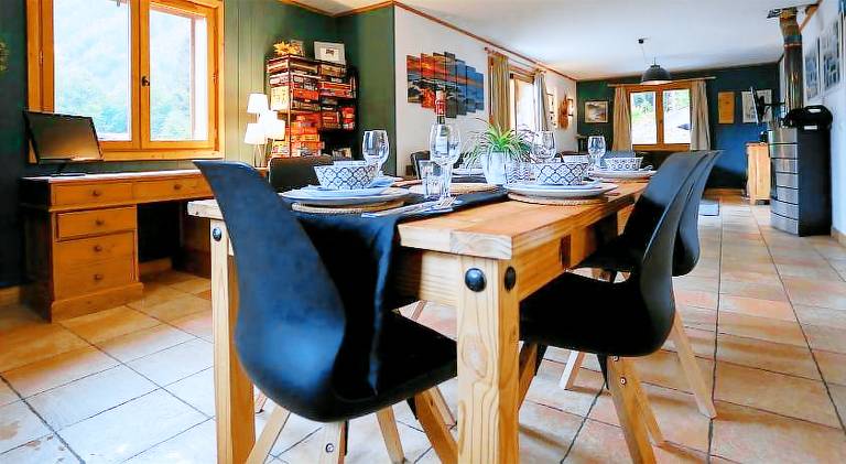 Wonderful chalet with yard, sauna & hot tub | Pets are welcome — photo 2
