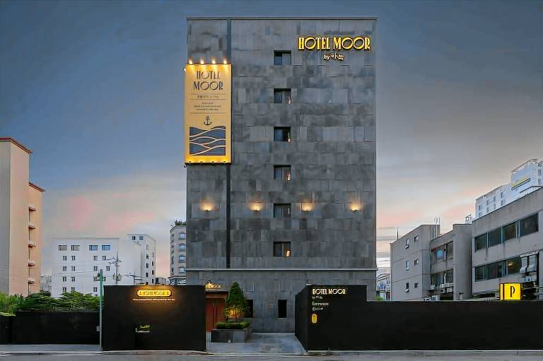 Moor Hotel by Aank Mokpo