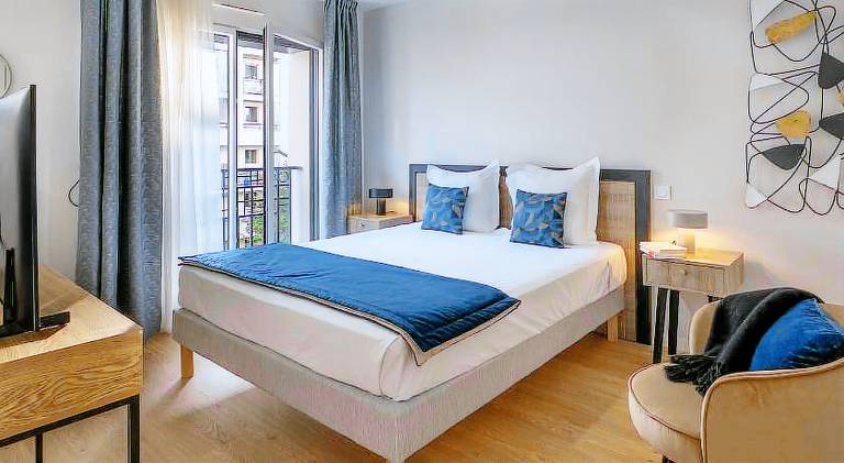 Pleasant serviced apartment with patio & yard | Dogs allowed in Clichy