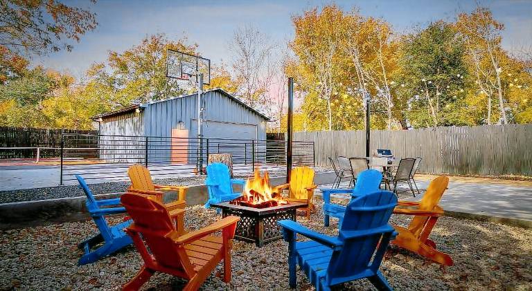 Pickleball Court - Walk to AT&T Stadium, Globe Life, Six Flags, Texas Live! & more in Arlington, TX