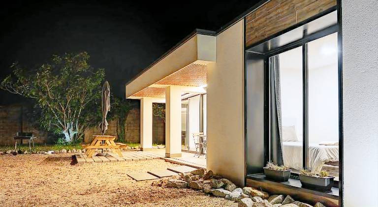 House with patio, garden & barbecue — photo 4