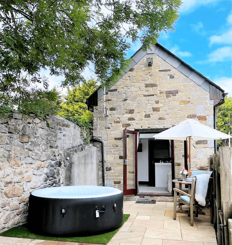 The Stables: Detached Cottage with Private Garden & Hot Tub — photo 4
