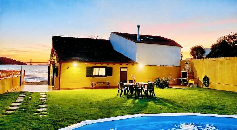 Vacation home with pool & patio in Vigo