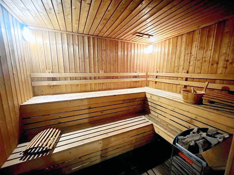 Rental apartment with hot tub, yard & pool — photo 5