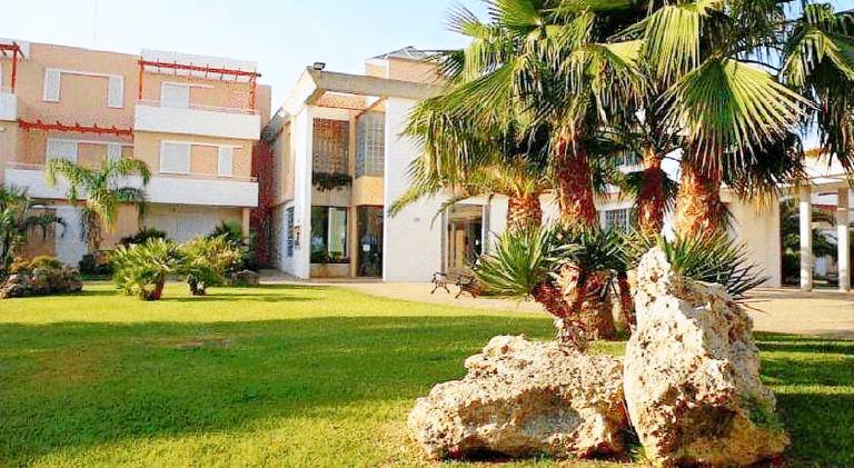 Serviced apartment with terrace, pool & garden | Pet-friendly — photo 4