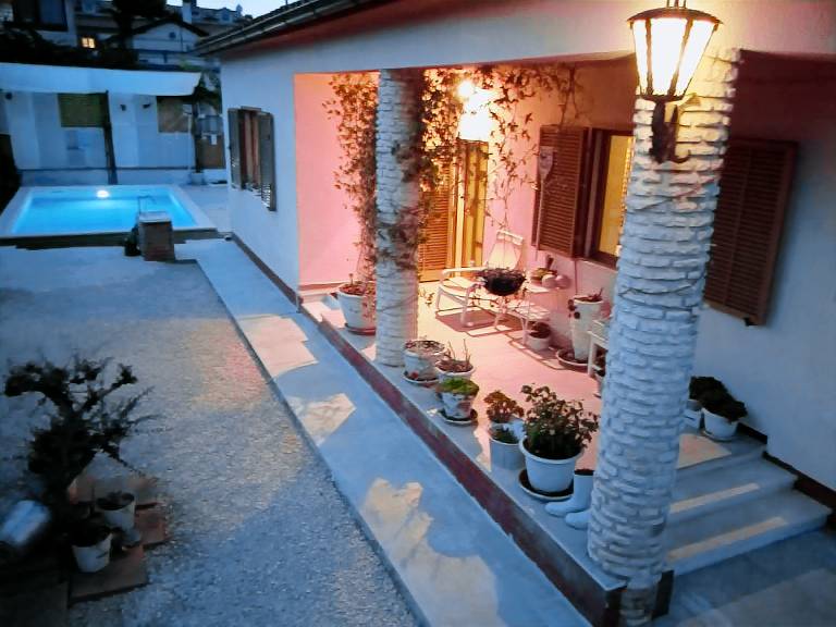 House with yard, private pool & grill — photo 3