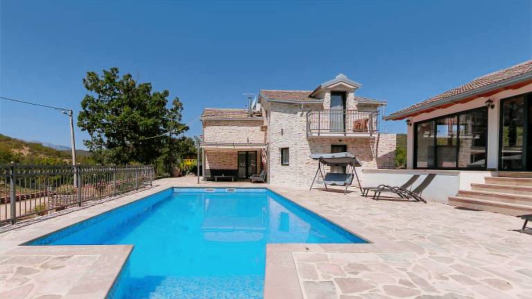 Villa with garden, barbecue & jacuzzi in Makarska