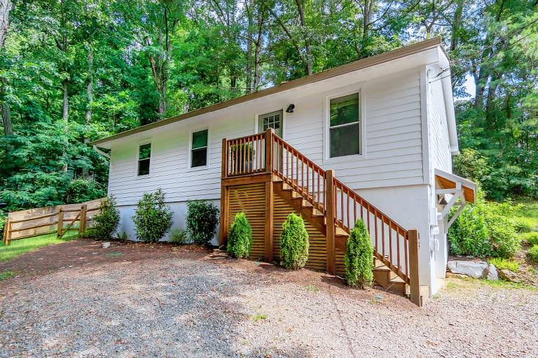Cottontail Cottage Pet-friendly, Fire Pit & 10 Min. to Downtown AVL! — photo 3