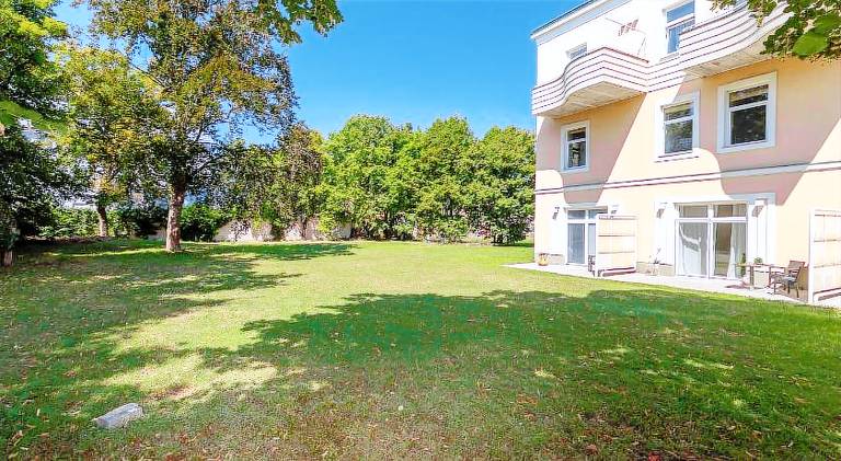 Rental apartment with yard — photo 4