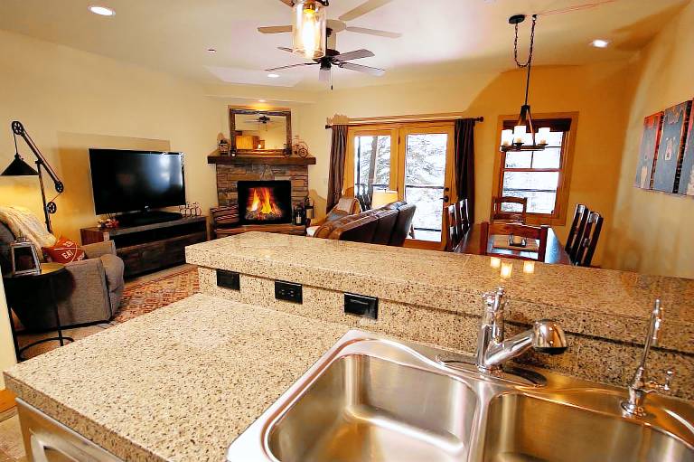 House with hot tub, fast internet & heated pool | Mountain view — photo 5