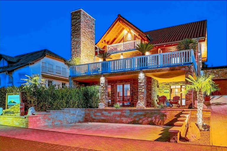 Vacation home with terrace in Daun