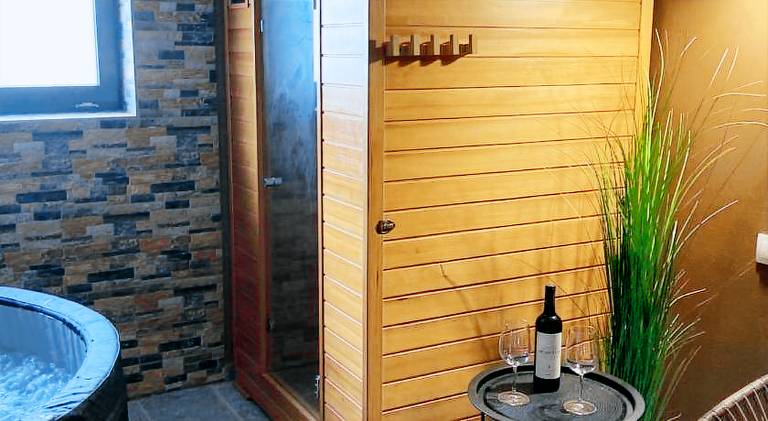 Vacation home with jacuzzi & pool | Pets allowed — photo 4