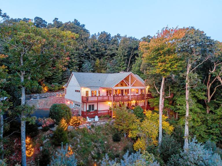 The Boulders - 1 mi from Parkway, Hot Tub, 50-Mile Views, Pool Table, Wet Bar in Boone, NC