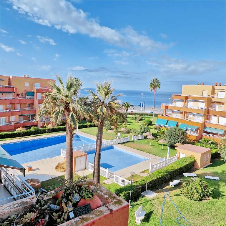 Beachfront penthouse with terrace and pool in Granada