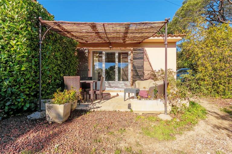 Rental apartment with patio, yard & pool | Garden view — photo 2