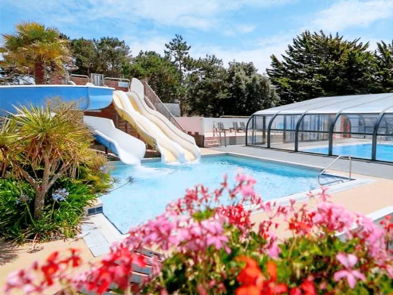Mobile home with patio & heated pool — photo 3