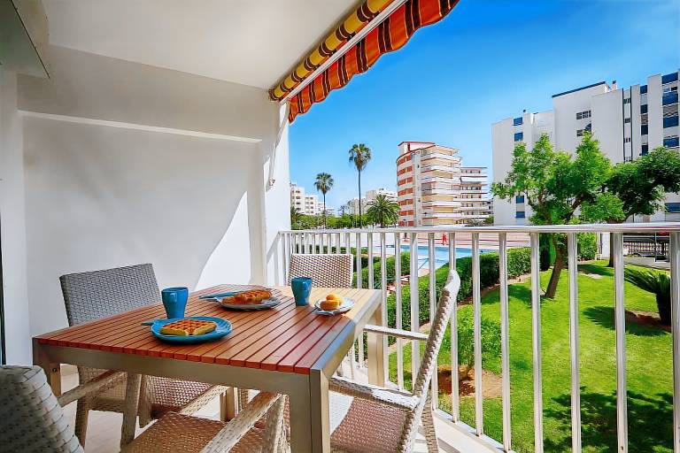 Fully equipped holiday apartment with terrace, yard & fast internet | Garden view | Beach nearby | Pet-friendly — photo 2