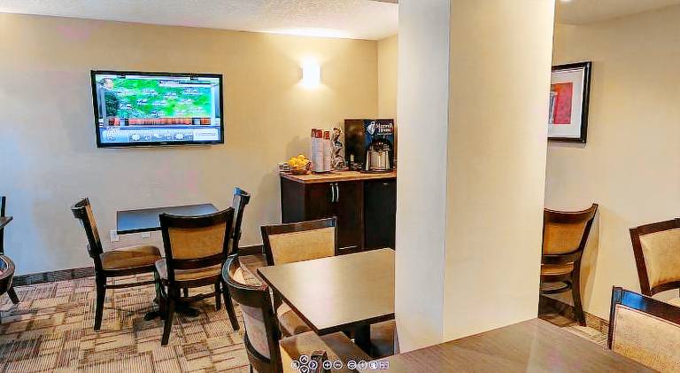 Days Inn by Wyndham Calgary Northwest — photo 4