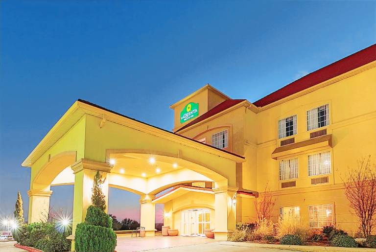 La Quinta Inn & Suites by Wyndham Glen Rose — photo 2