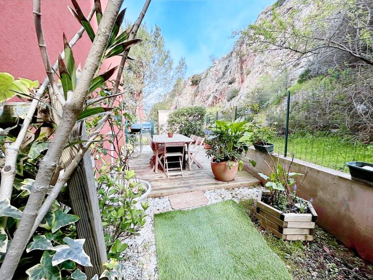Rental apartment with yard — photo 2