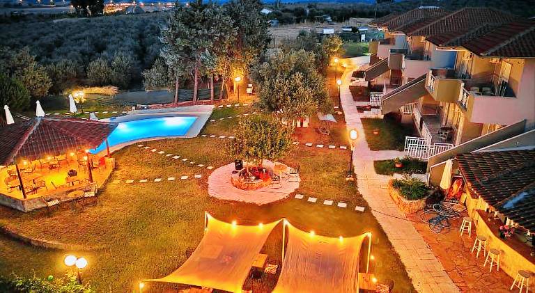 Rental apartment with pool, yard & patio | Perfect for remote work | Pets allowed in Kassandra