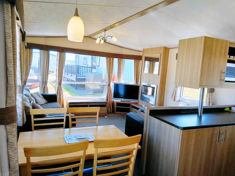 Caravan - Sleeps 6 - Sea Views - Dog Friendly — photo 4