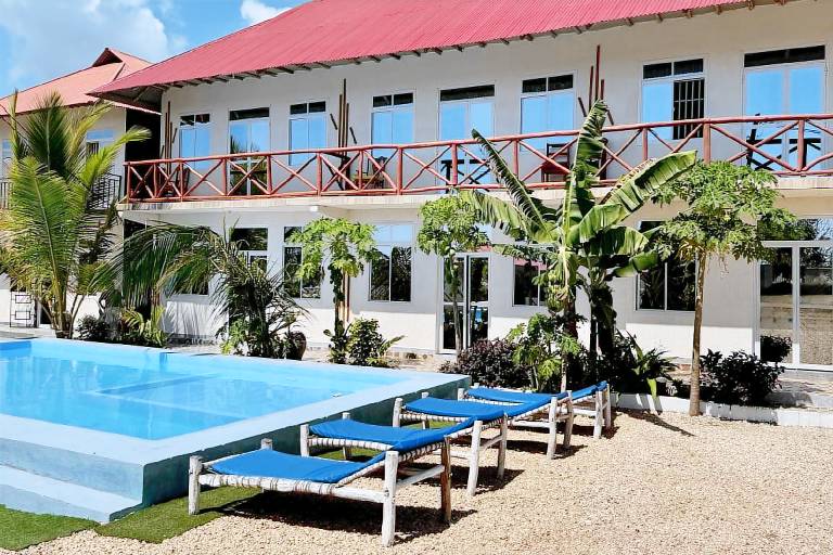 Charming lodge with pool, garden & patio | Next to the beach | Pet-friendly — photo 2