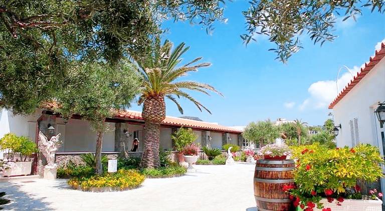 Serviced apartment with patio & garden in Ischia