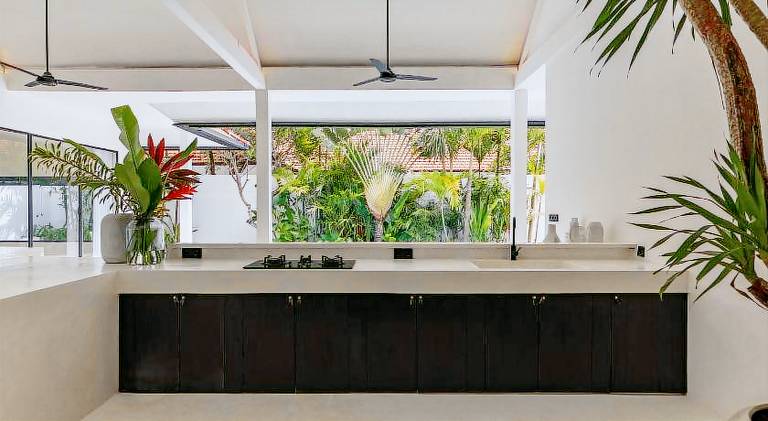 Villa with pool — photo 4