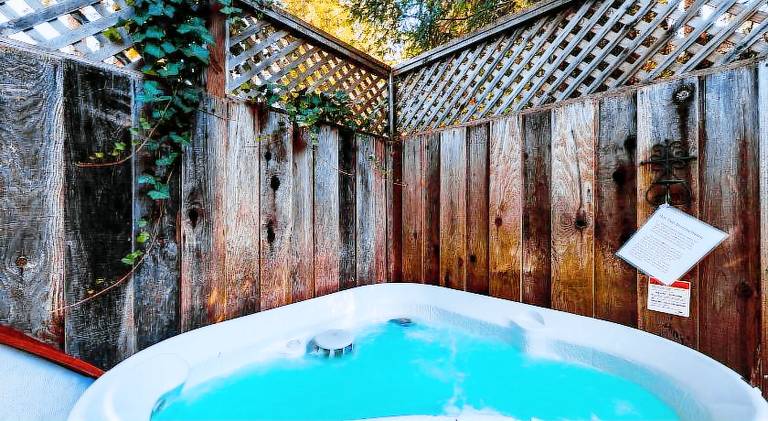 House with jacuzzi — photo 4