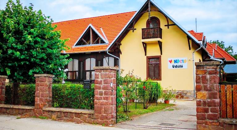 Serviced apartment with patio & yard | Pet-friendly — photo 4